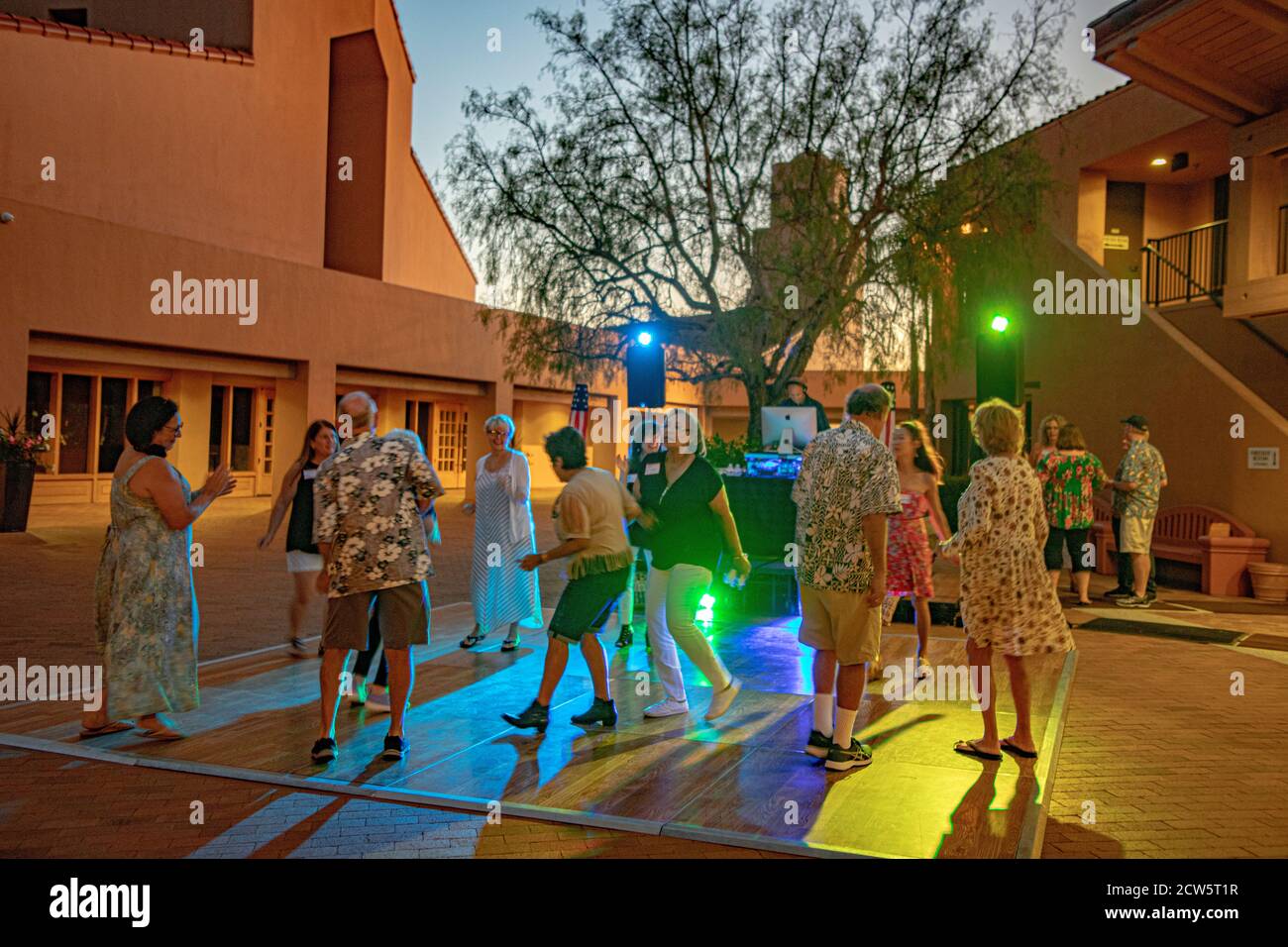 In una chiesa cattolica della California meridionale, parrocchiani multirazziali di diverse età ballano in un evento sociale estivo 'Hot August Night'. Foto Stock