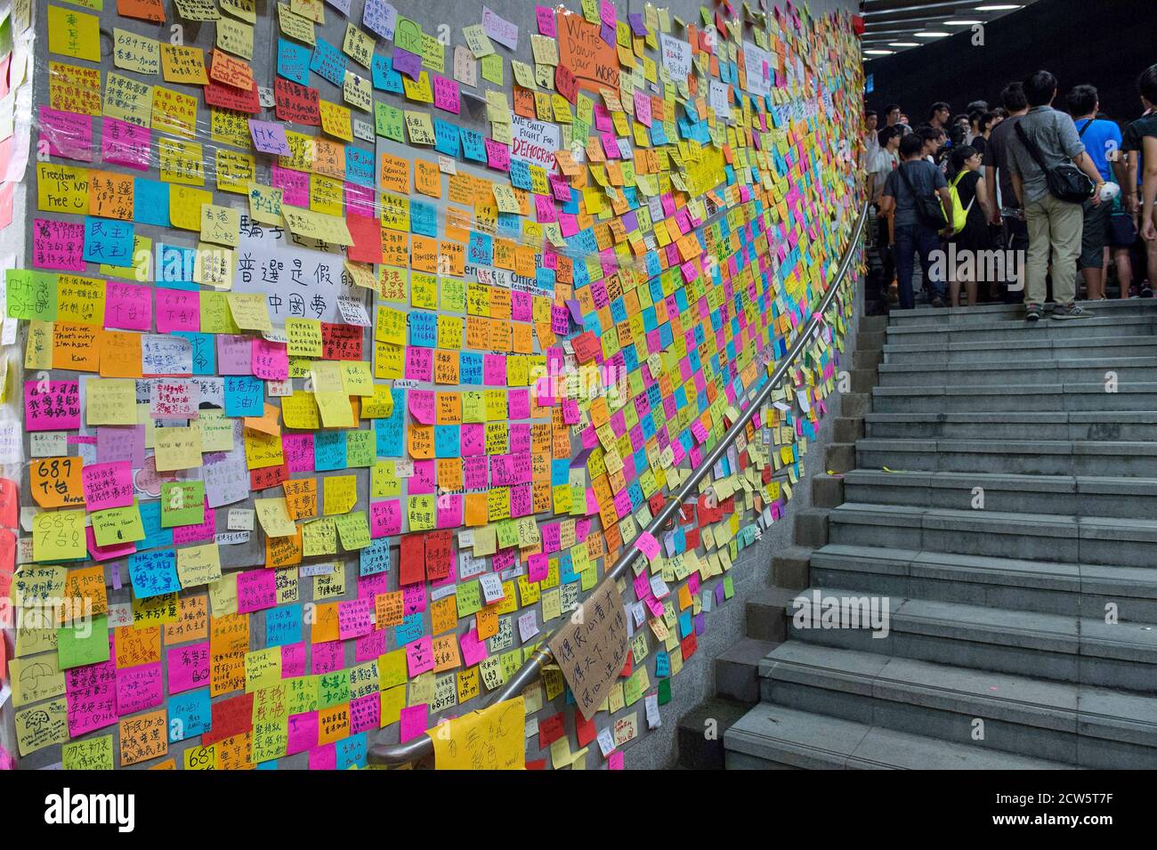 Hong Kong, Hong Kong, Cina. 3 ottobre 2014. I messaggi coprono le pareti degli uffici governativi di LegCo a Tamar, Ammiralty Hong Kong (ora conosciuto come Lennon Wall o John Lennon Wall ) ogni pensiero e desiderio è scritto su note post-it multicolore. I dimostranti studenteschi pro-democrazia si tengono in fretta con il loro sit-in. La polizia e la polizia in rivolta circondano l'edificio del governo, ma lasciano gli studenti al loro posto. Credit: Jayne Russell/ZUMA Wire/Alamy Live News Foto Stock