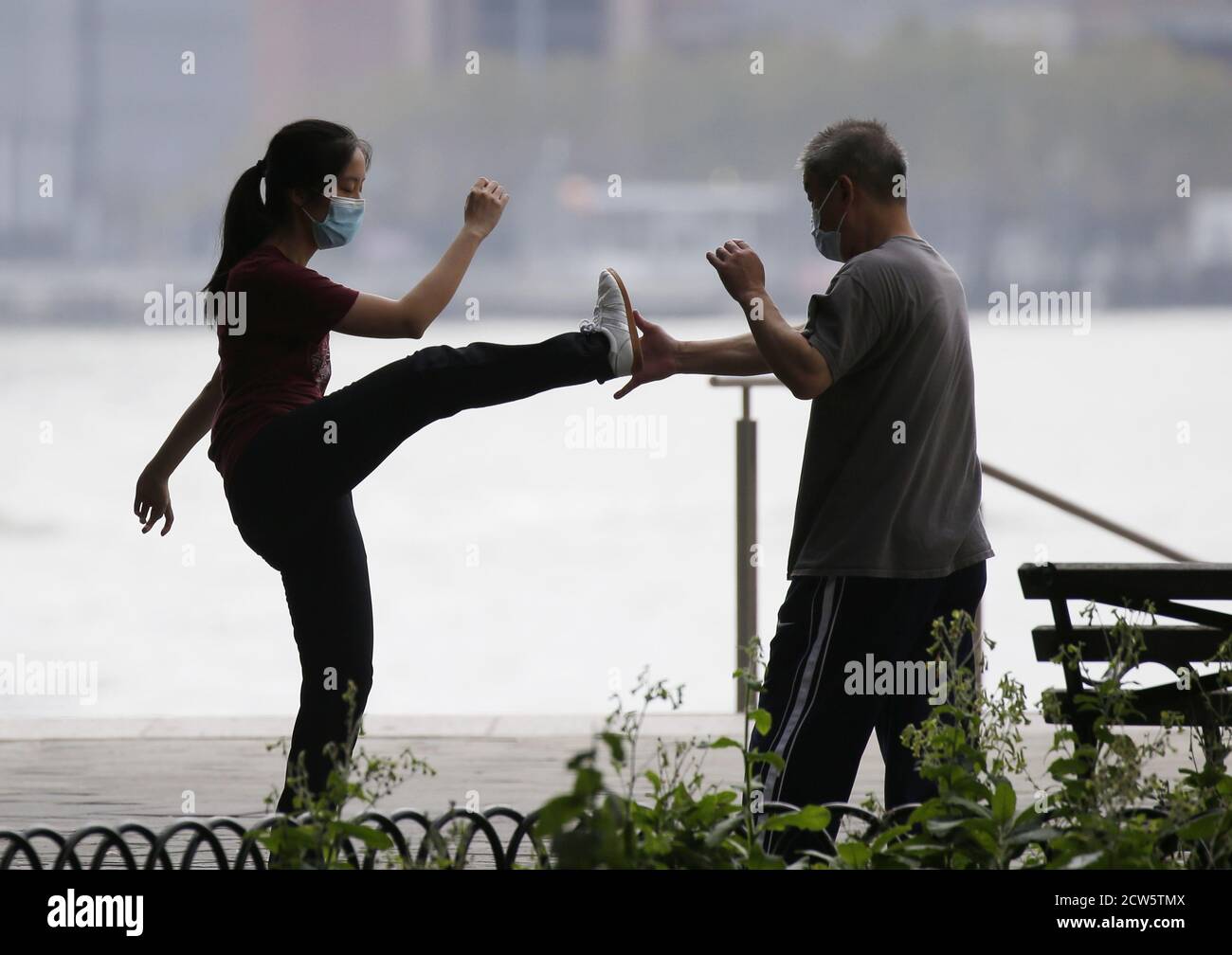 New York, Stati Uniti. 27 Settembre 2020. Una donna riceve un Karate o un tipo di lezione di arte marziale in Battery Park a New York City domenica 27 settembre 2020. Foto di John Angelillo/UPI Credit: UPI/Alamy Live News Foto Stock