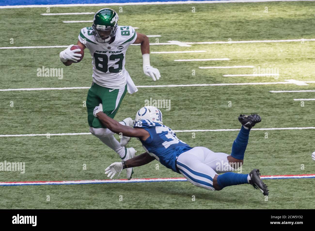 Indianapolis, Indiana, Stati Uniti. 27 Settembre 2020. Il ricevitore largo dei getti di New York Josh Malone (83) è affrontato da Indianapolis Colts Cornerback T.J. Carrie (38) durante il gioco tra i New York Jets e gli Indianapolis Colts al Lucas Oil Stadium, Indianapolis, Indiana. Credit: Scott Stuart/ZUMA Wire/Alamy Live News Foto Stock