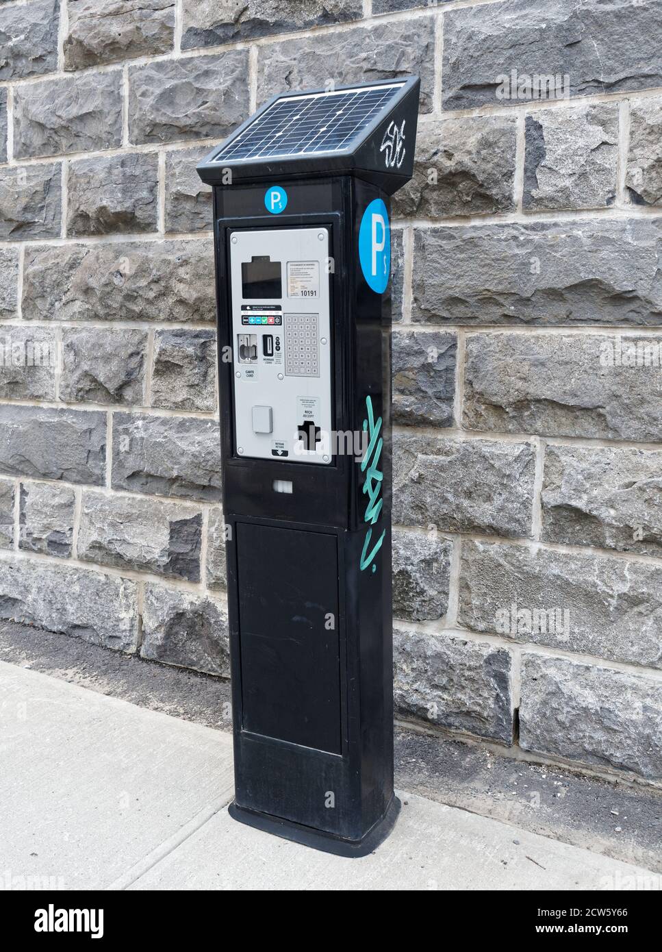 Un parchimetro a energia solare nel centro di Montreal, Quebec, Canada. Foto Stock