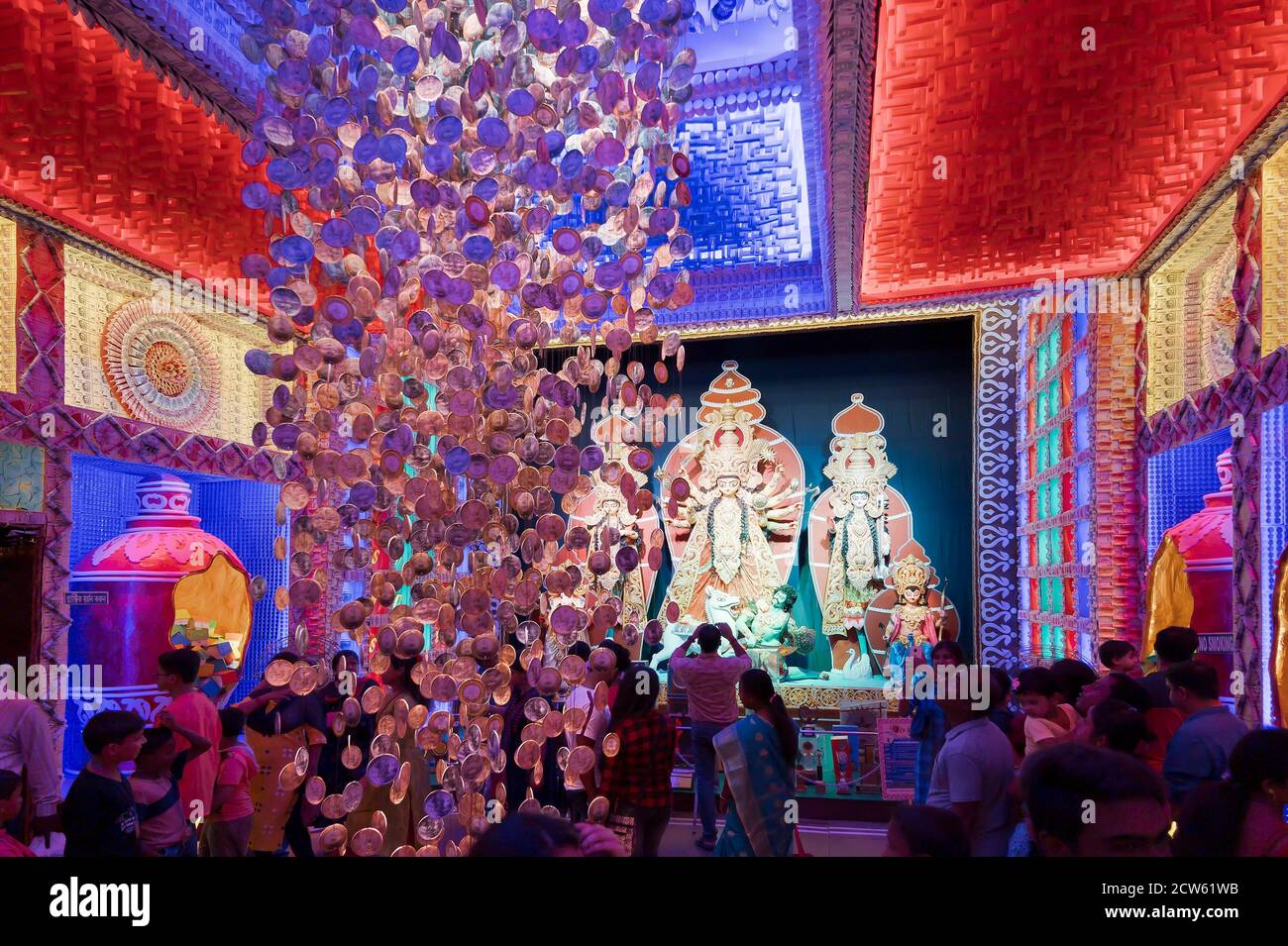 Howrah, Bengala Occidentale, India - 5 Ottobre 2019 : Vista del pandal decorato Durga Puja, un tempio temporaneo, festival Durga Puja di notte. Foto Stock