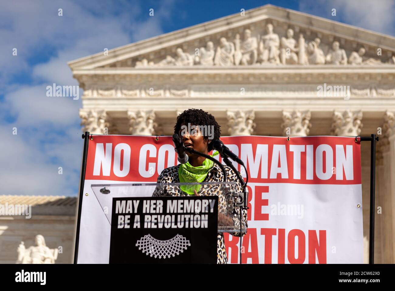 Washington, DC, USA, 27 settembre 2020. Nella foto: Brittany House, una story-teller con Planned Parenthood, condivide la sua storia personale sui diritti riproduttivi con i manifestanti riuniti per il raduno di No Confirmation Until Inauguration alla Corte Suprema. La protesta faceva parte dei raduni tenuti a livello nazionale per chiedere ai senatori statunitensi di astenersi dal confermare una nuova giustizia della Corte Suprema fino all'inaugurazione di un nuovo presidente, come hanno fatto con il candidato del presidente Obama nell'anno delle elezioni del 2016. Credit: Alison C Bailey/Alamy Live News Foto Stock