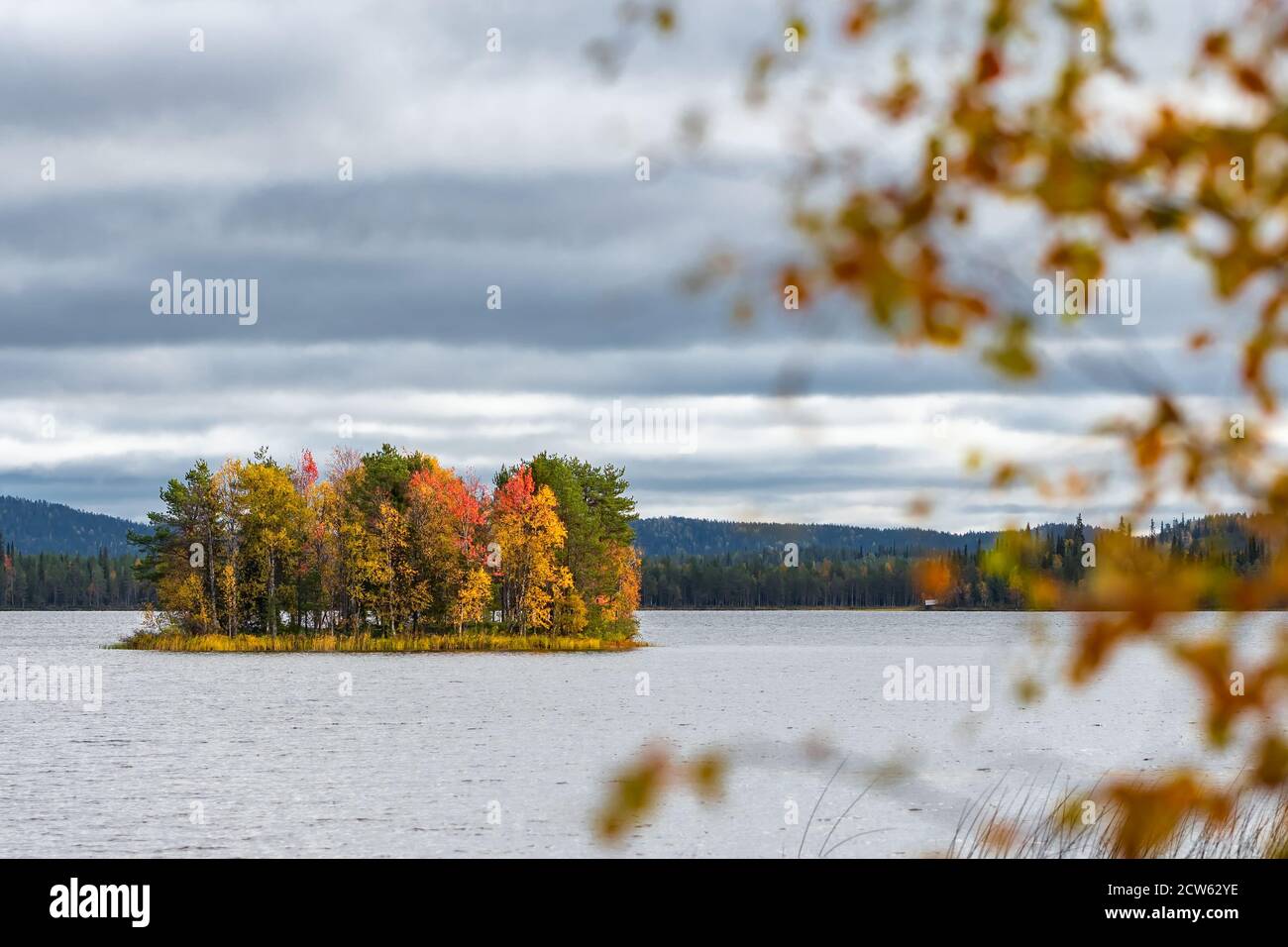 Bellissimo paesaggio autunnale con una piccola isola sul lago in Finlandia Foto Stock