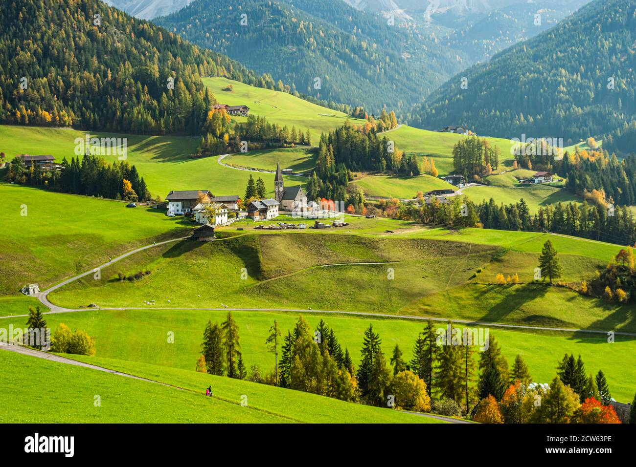 Paesaggio di inizio autunno nel villaggio di Santa Magdalena nel nord Italia sulle pendici delle Dolomiti nella valle della Val di Funes. Foto Stock