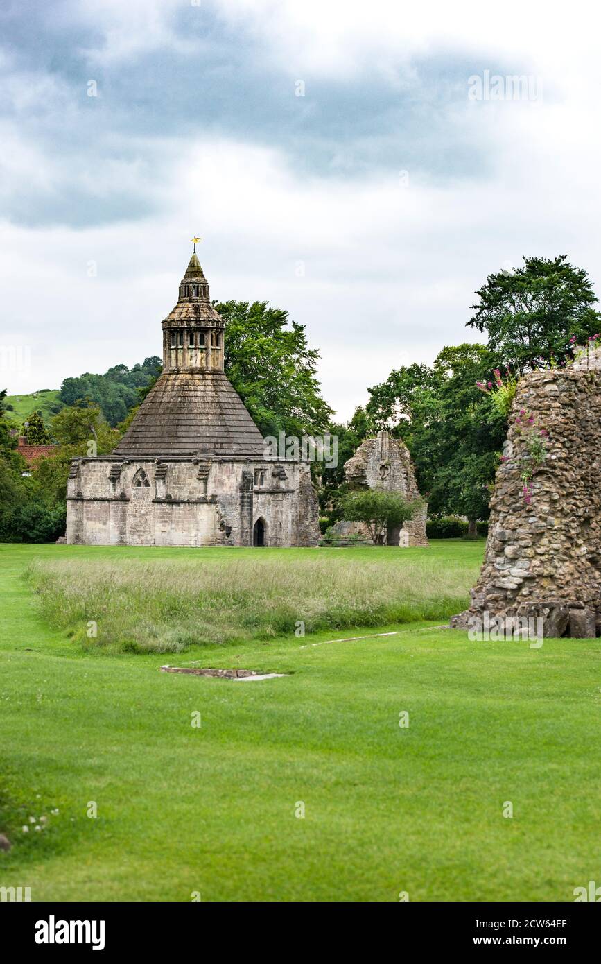 Abbazia di Glastonbury, Abate's Kitchen. Ex Quaker Meeting House. Parte della Sala dell'Abate. Solo i resti intatti della chiesa abbaziale dopo lo scioglimento. Foto Stock