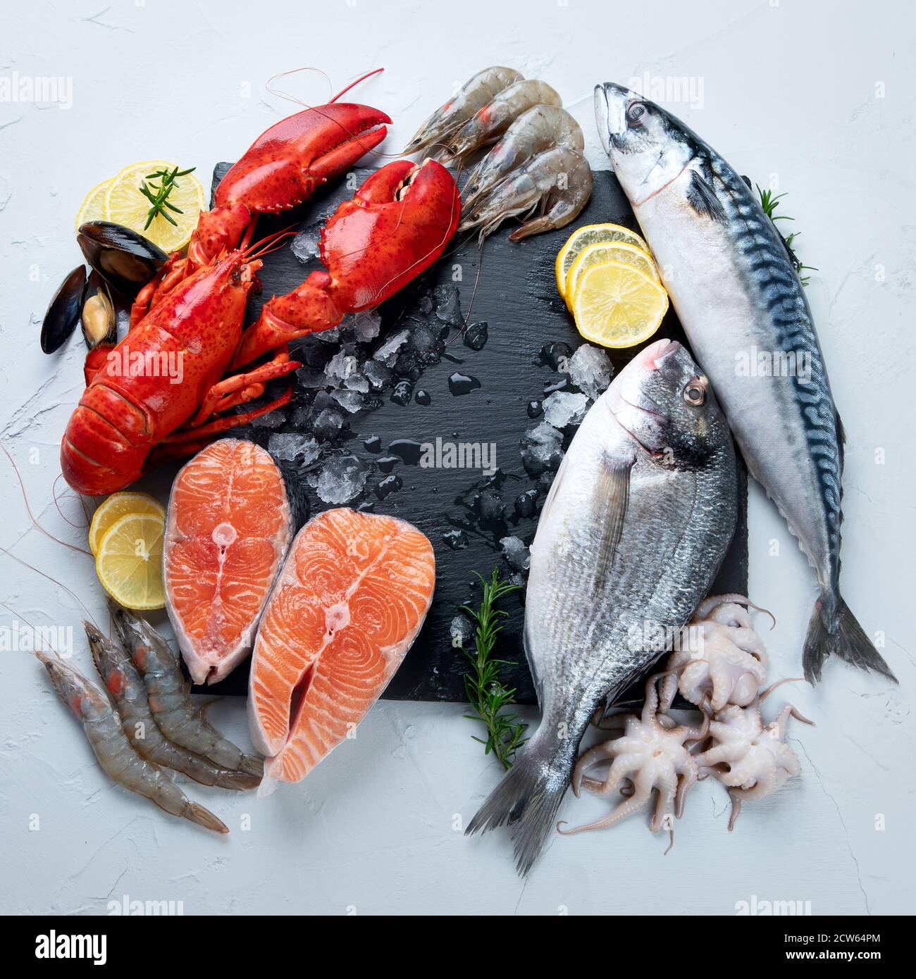 Assortimento di pesce fresco crudo e frutti di mare. Dieta sana ed  equilibrata o concetto di cucina. Vista dall'alto Foto stock - Alamy