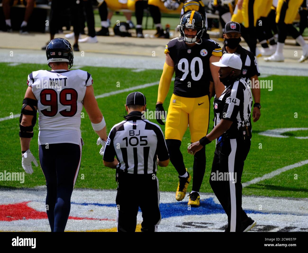 Pittsburgh, Pennsylvania, Stati Uniti. 27 Settembre 2020. I fratelli watt, entrambi i capitani del team si incontrano per la gettonata prima della partita dei Pittsburgh Steelers contro Houston Texans all'Heinz Field di Pittsburgh, Pennsylvania. Jason Pohuski/CSM/Alamy Live News Foto Stock