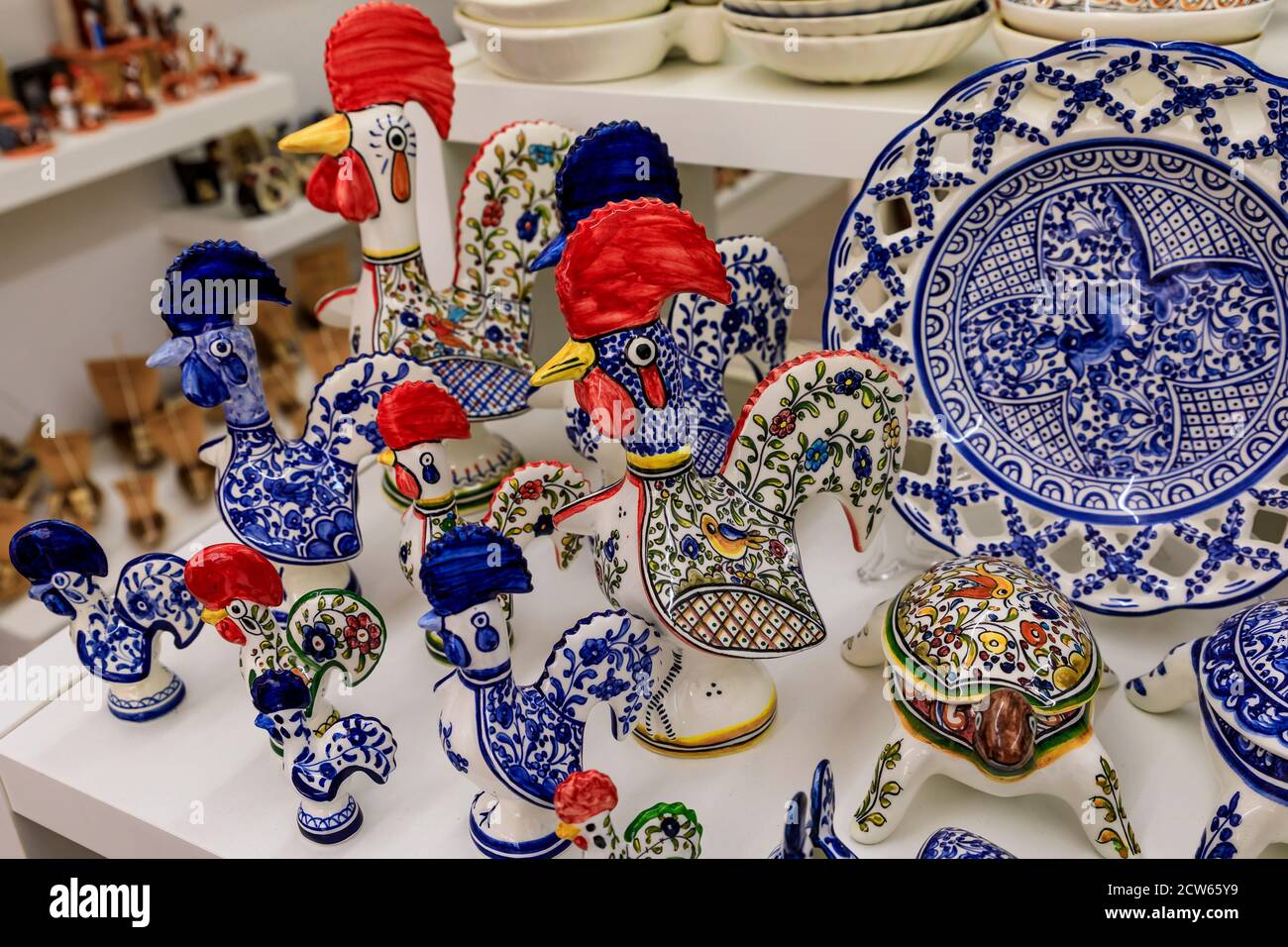 Porto, Portogallo - 29 maggio 2018: Piatti azulejo tradizionali portoghesi e Barcelos Rooster o Galo de Barcelos in esposizione presso un negozio di souvenir Foto Stock