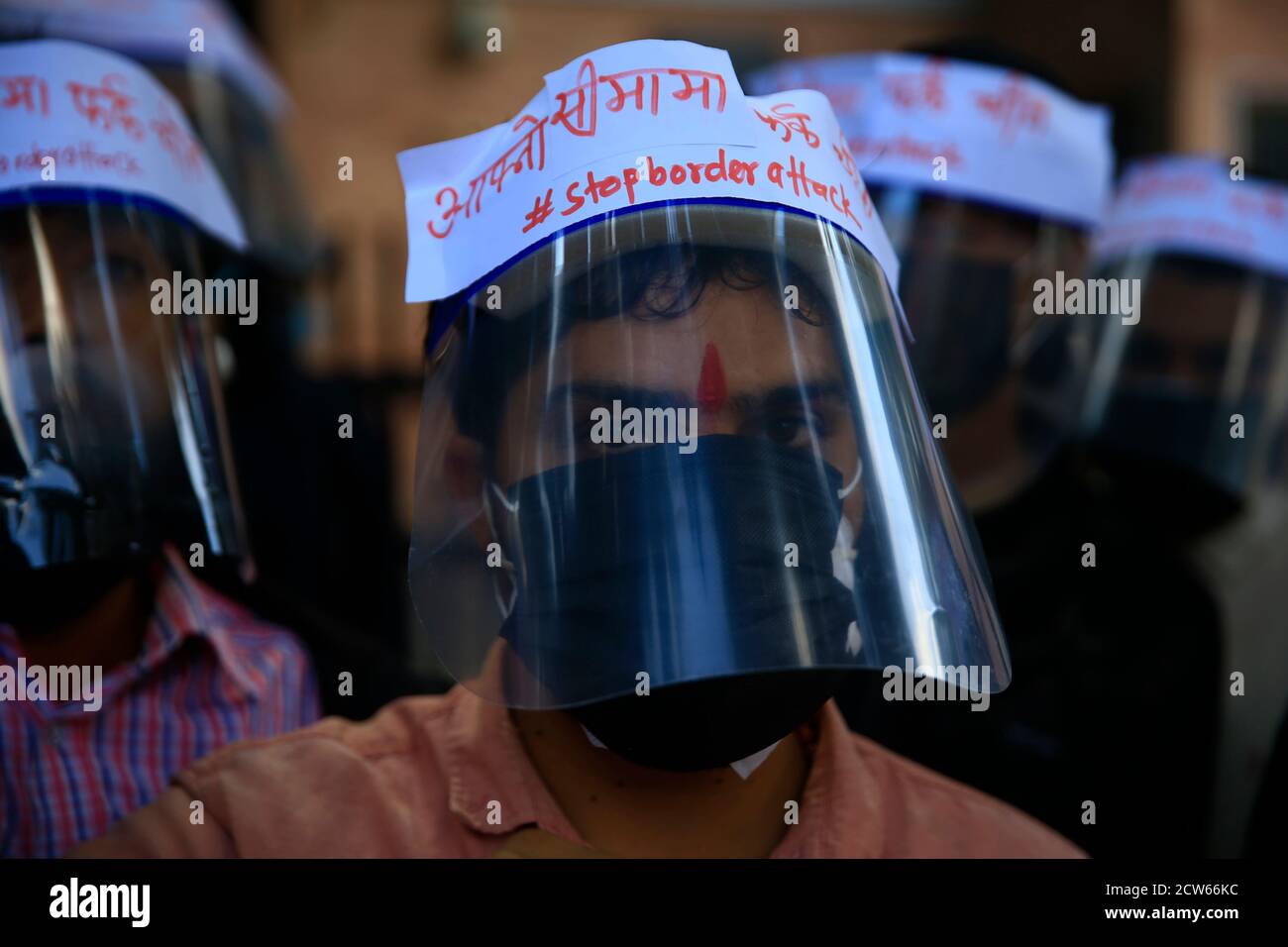 Kathmandu, Nepal. 28 Settembre 2020. Unione studentesca agitando i quadri affiliati al Congresso Nepalese una protesta al di fuori dell'ambasciata cinese contro l'invasione del territorio nepalese nel distretto di Humla a Kathmandu, Nepal lunedì 28 settembre 2020. I manifestanti hanno chiesto alla Cina di lasciare immediatamente il territorio nepalese. Credit: Skanda Gautam/ZUMA Wire/Alamy Live News Foto Stock