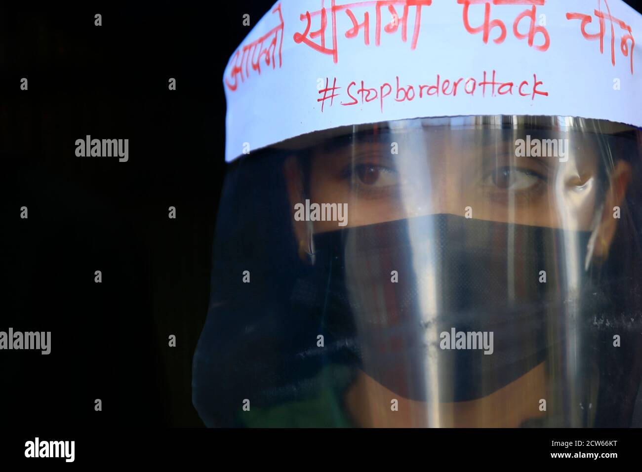 Kathmandu, Nepal. 28 Settembre 2020. Unione studentesca agitando i quadri affiliati al Congresso Nepalese una protesta al di fuori dell'ambasciata cinese contro l'invasione del territorio nepalese nel distretto di Humla a Kathmandu, Nepal lunedì 28 settembre 2020. I manifestanti hanno chiesto alla Cina di lasciare immediatamente il territorio nepalese. Credit: Skanda Gautam/ZUMA Wire/Alamy Live News Foto Stock