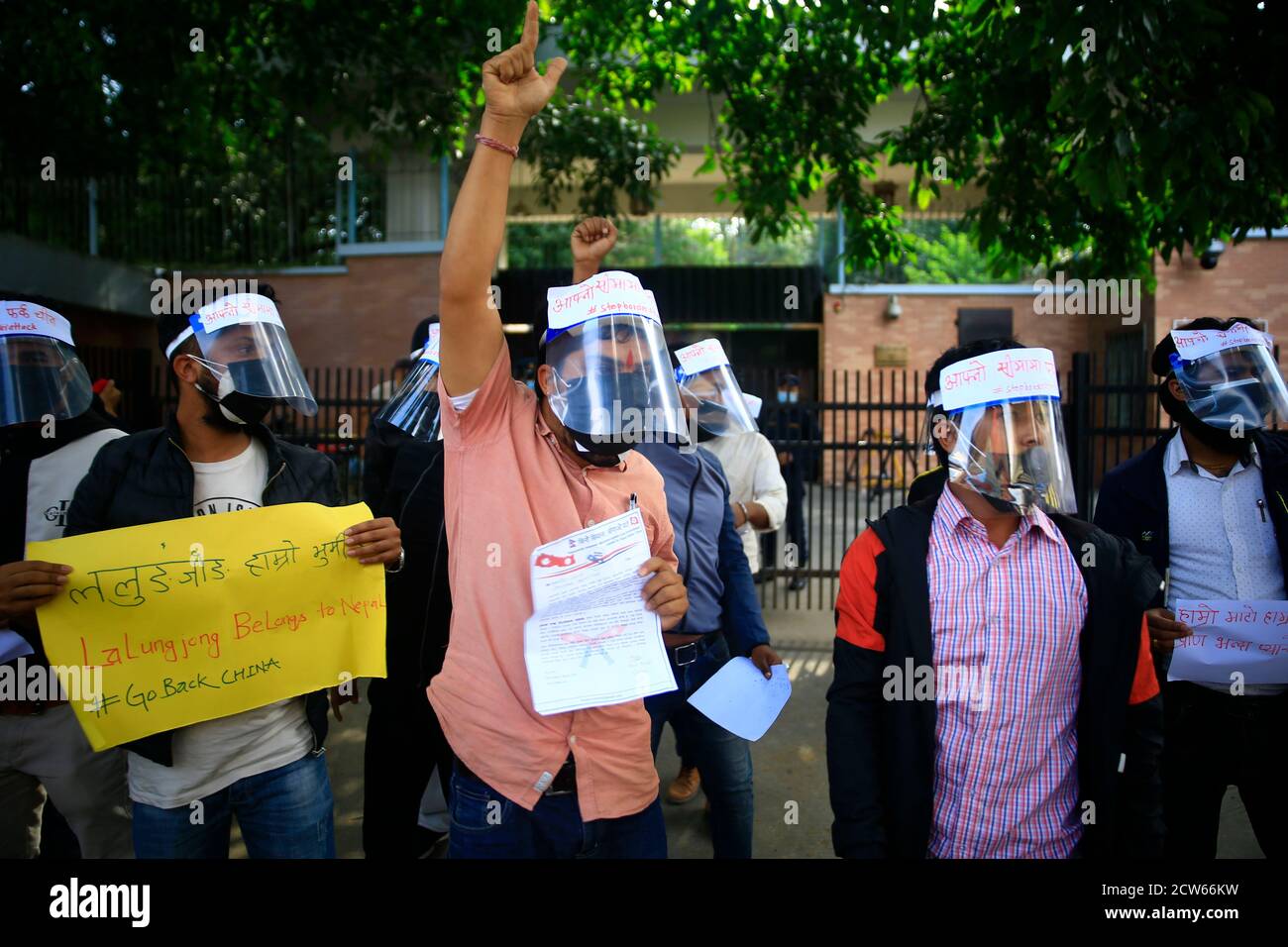 Kathmandu, Nepal. 28 Settembre 2020. Unione studentesca agitando i quadri affiliati al Congresso Nepalese una protesta al di fuori dell'ambasciata cinese contro l'invasione del territorio nepalese nel distretto di Humla a Kathmandu, Nepal lunedì 28 settembre 2020. I manifestanti hanno chiesto alla Cina di lasciare immediatamente il territorio nepalese. Credit: Skanda Gautam/ZUMA Wire/Alamy Live News Foto Stock