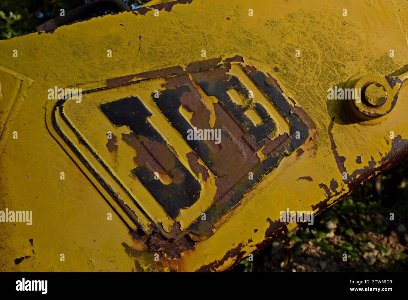 Un marchio arrugginito targa su un primo digger JCB In una fattoria in Cumbria Foto Stock