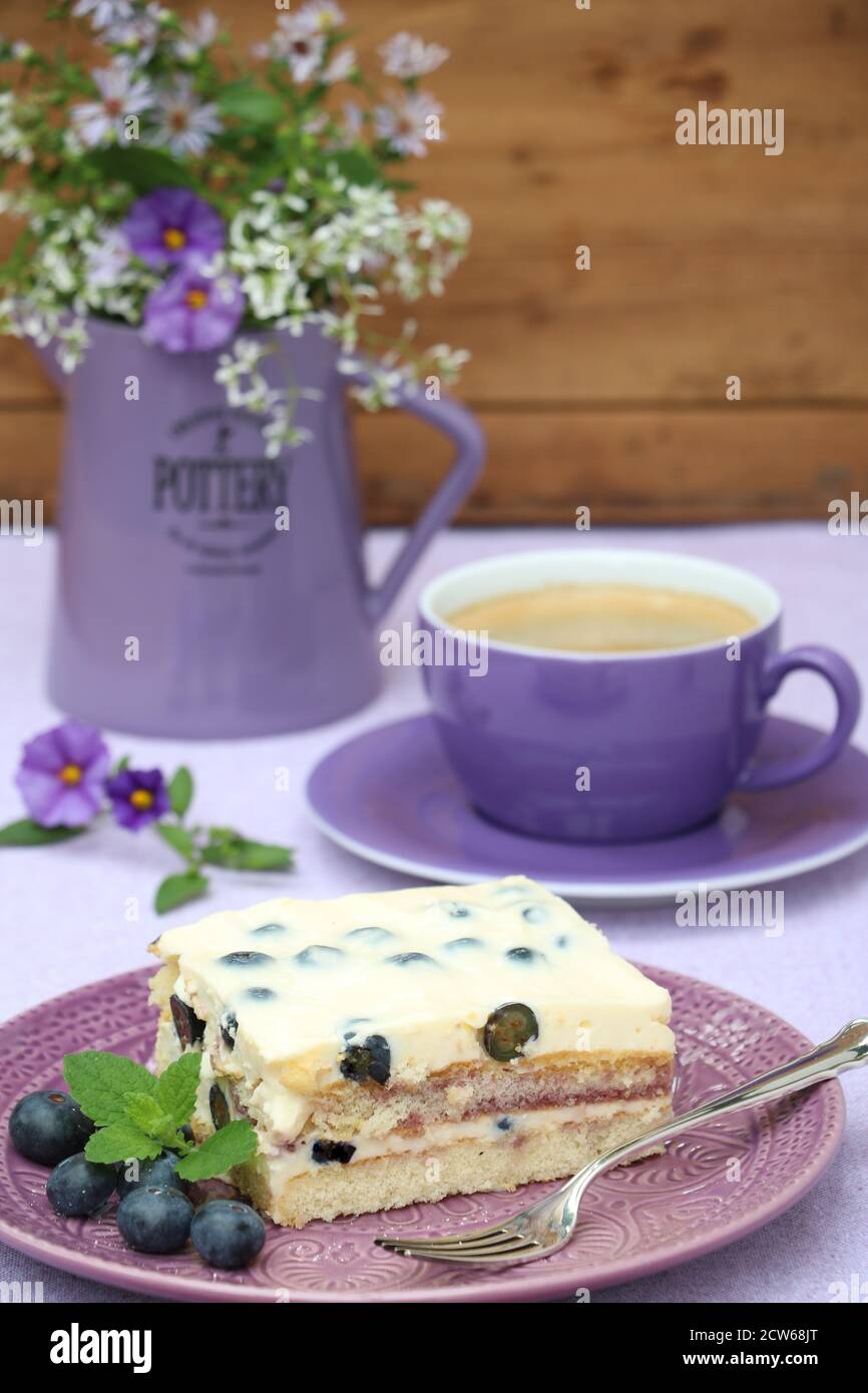 torta tiramisù con mirtilli freschi e tazza di caffè Foto Stock