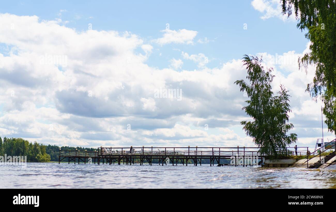 Località turistica nazionale vicino al lago idrico Istra. Concetto di vacanza. Tema del turismo nazionale. Turisti al molo di legno. Tempo di ammirare il panorama Foto Stock