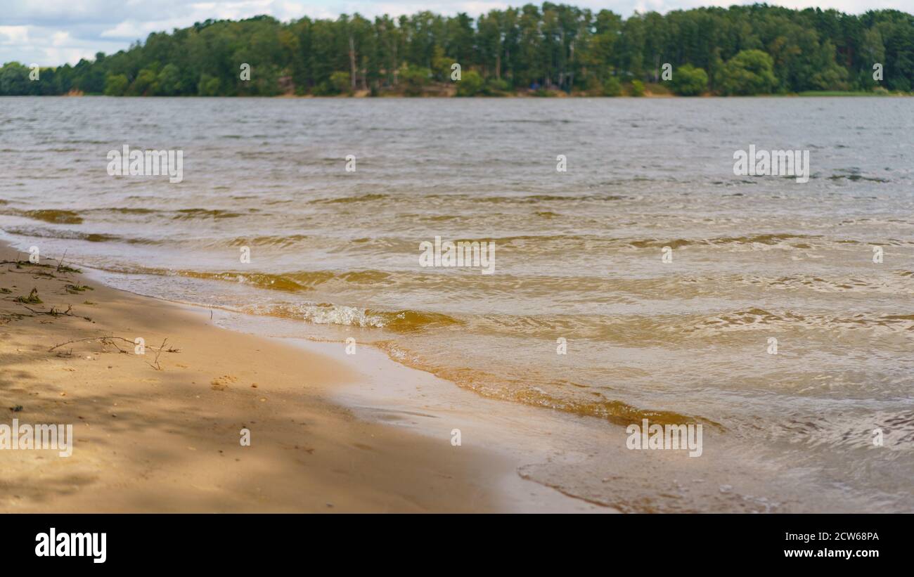 Fotografia del serbatoio d'acqua Istra in giorno. Spiaggia di sabbia. Concetto di vacanze russe. Turismo domestico. Bellissimo paesaggio. Weekend estivo. Foto Stock