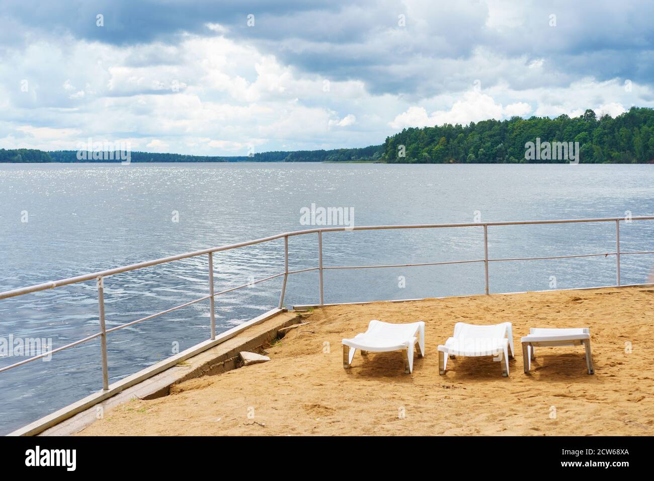 architettura, autunno, spiaggia, bellezza, baldacchino, sedia, chaise-longue, campagna, giorno, domestico, downpour, ecologico, vuoto, fine, finitura, foresta, hdr, Foto Stock