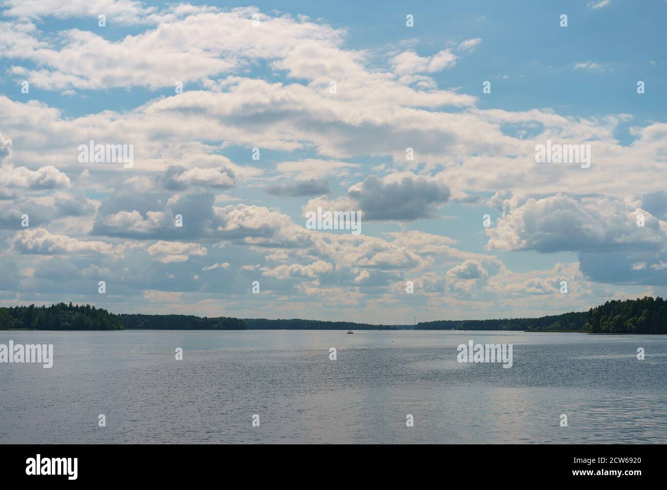 Fotografia del serbatoio d'acqua Istra in giorno. Concetto di vacanze russe. Bellissimo paesaggio. Weekend estivo. Foto Stock