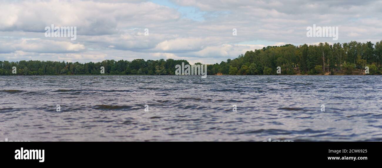 Fotografia del serbatoio d'acqua Istra in giorno. Concetto di vacanze russe. Bellissimo paesaggio. Weekend estivo. Foto Stock