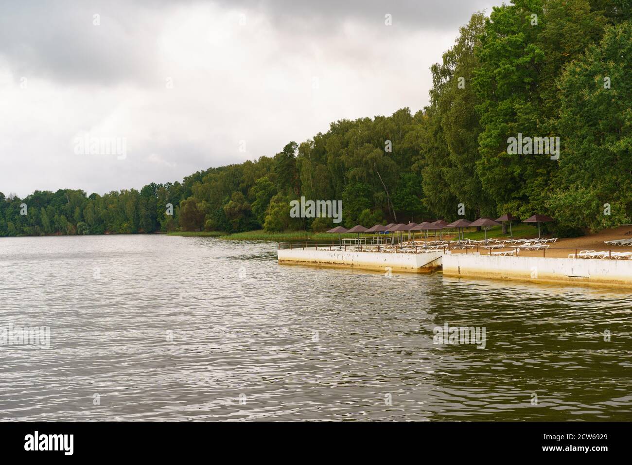 Turismo domestico. Località turistica di fronte al serbatoio d'acqua Istra in giorno. Concetto di vacanza. Bellissimo paesaggio. Vacanze estive in russia. Foto Stock