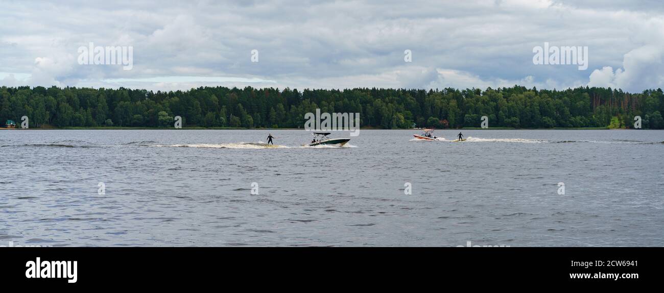 Fotografia del serbatoio d'acqua Istra in giorno. Concetto di vacanze russe. Bellissimo paesaggio. Weekend estivo. Sport acquatici. Foto Stock