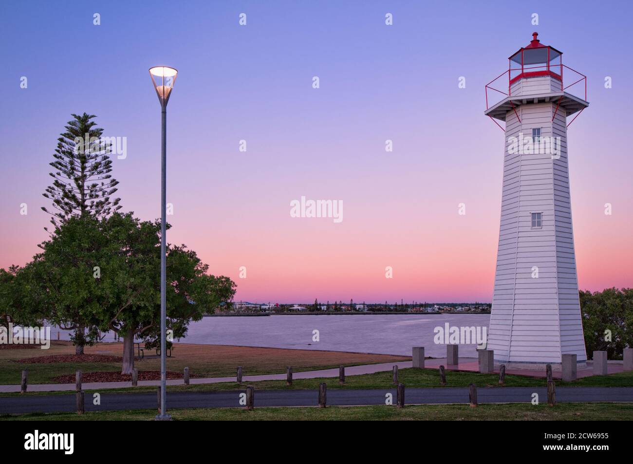 Splendido tramonto e l'avvicinarsi dell'ora blu al faro di Cleveland Point a Brisbane, Queensland in Australia. Foto Stock