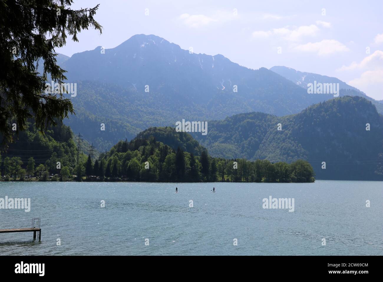 Paesaggio alpino con canoe sul lago Kochelsee Baviera Germania Foto Stock