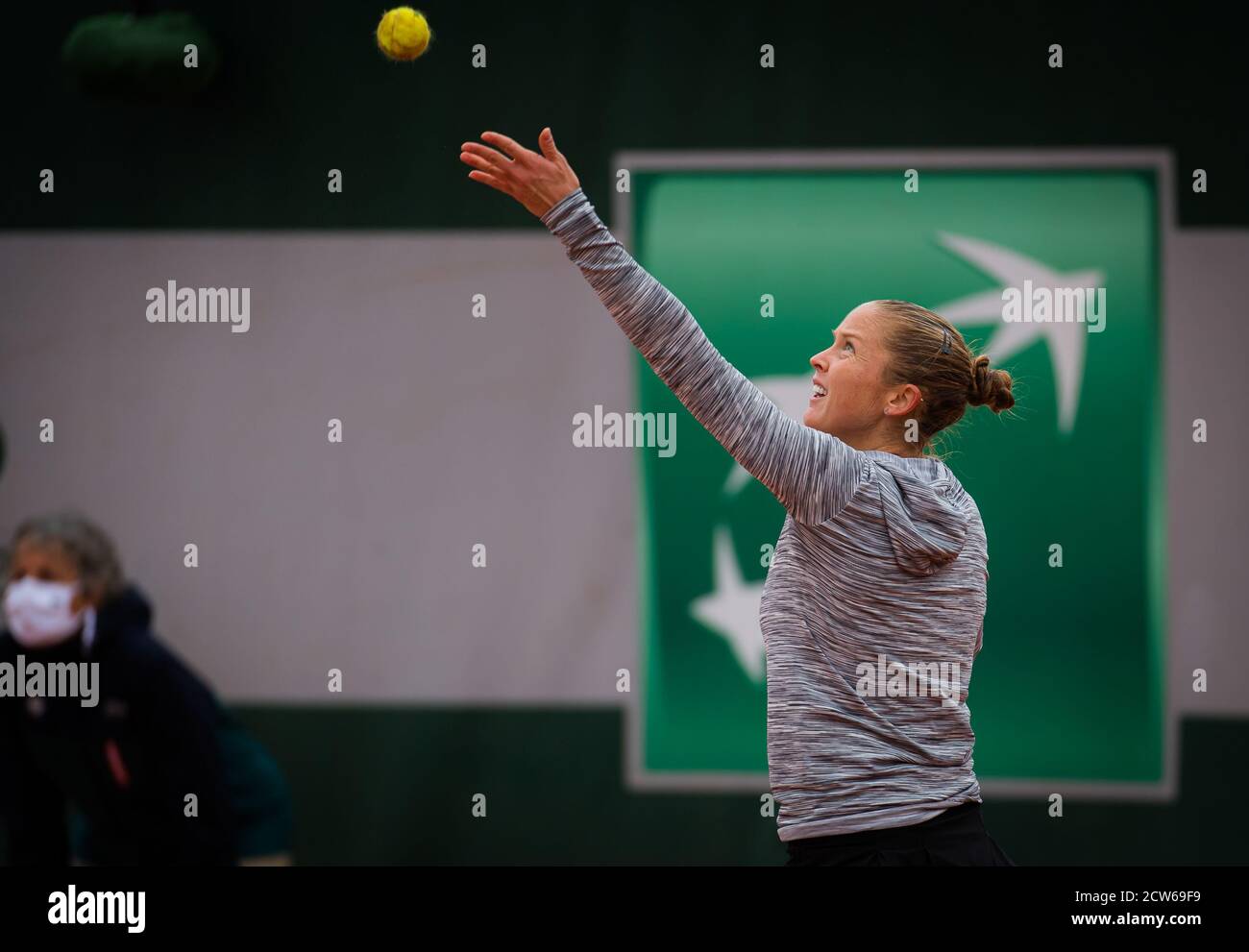 Shelby Rogers degli Stati Uniti in azione contro Kamilla Rakhimova della Russia durante il primo round del Roland Garros 2020, Grand Slam tennis t Foto Stock