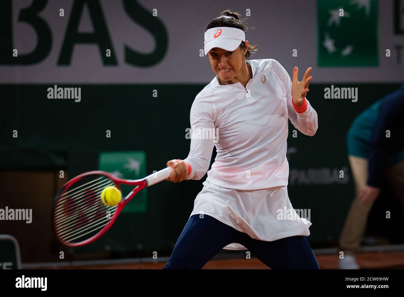 Caroline Garcia di Francia in azione contro Anet Kontaveit di Estonia durante il primo round del Roland Garros 2020, torneo di tennis Grand Slam, Foto Stock