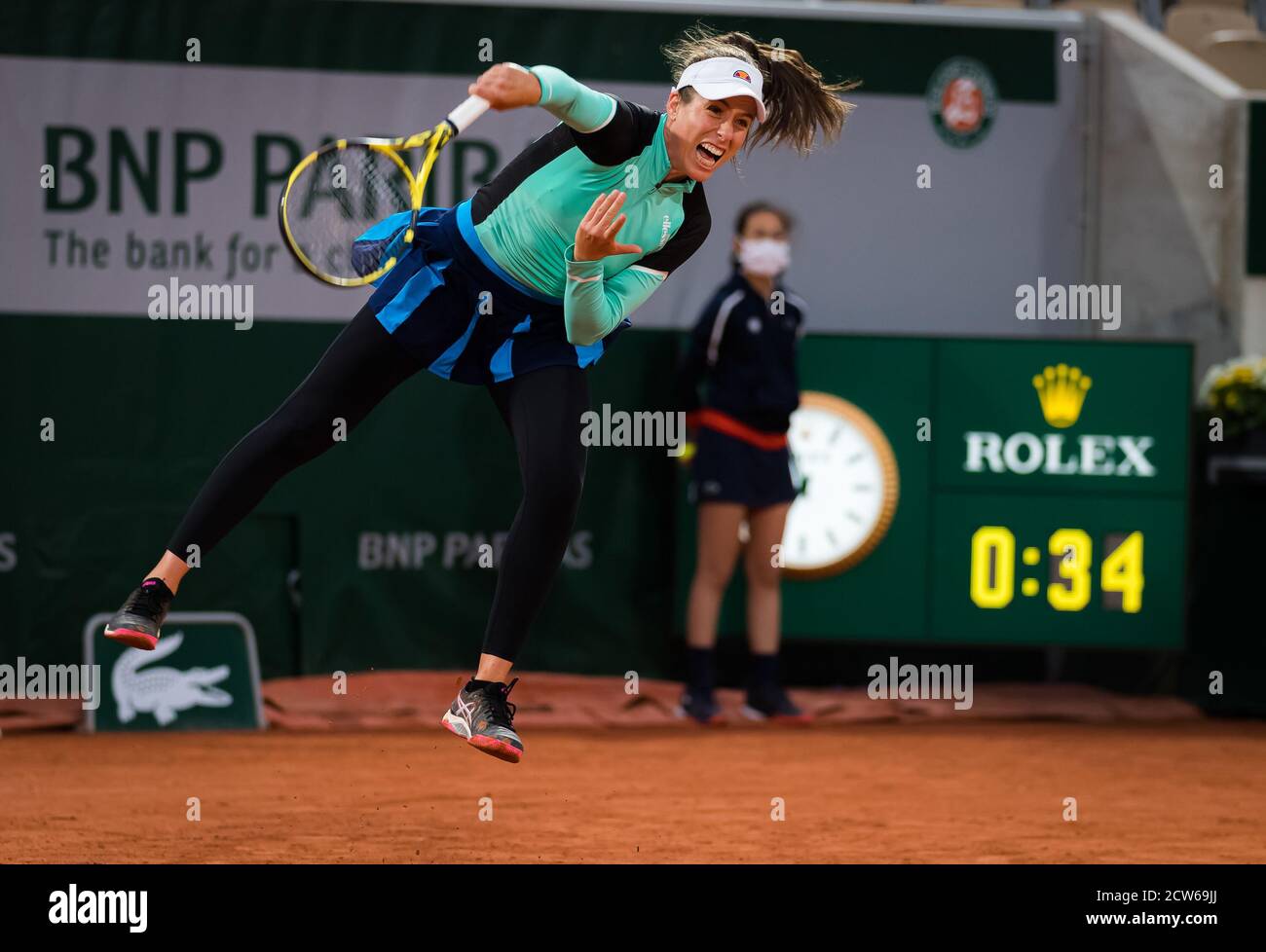 Johanna Konta della Gran Bretagna in azione contro Cori Gauff degli Stati Uniti durante il primo round al Roland Garros 2020, Grand Slam tennis t Foto Stock