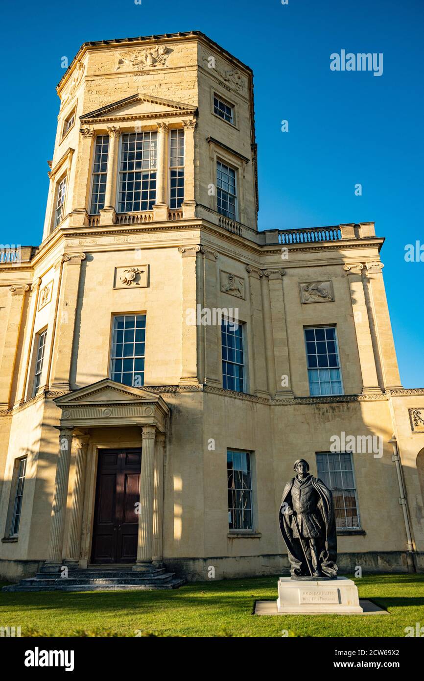 Oxford, Oxfordshire, Regno Unito. 27 settembre 2020. Osservatorio Radcliffe al Green Templeton College con una statua di John Radcliffe, medico, sul suo groun Foto Stock