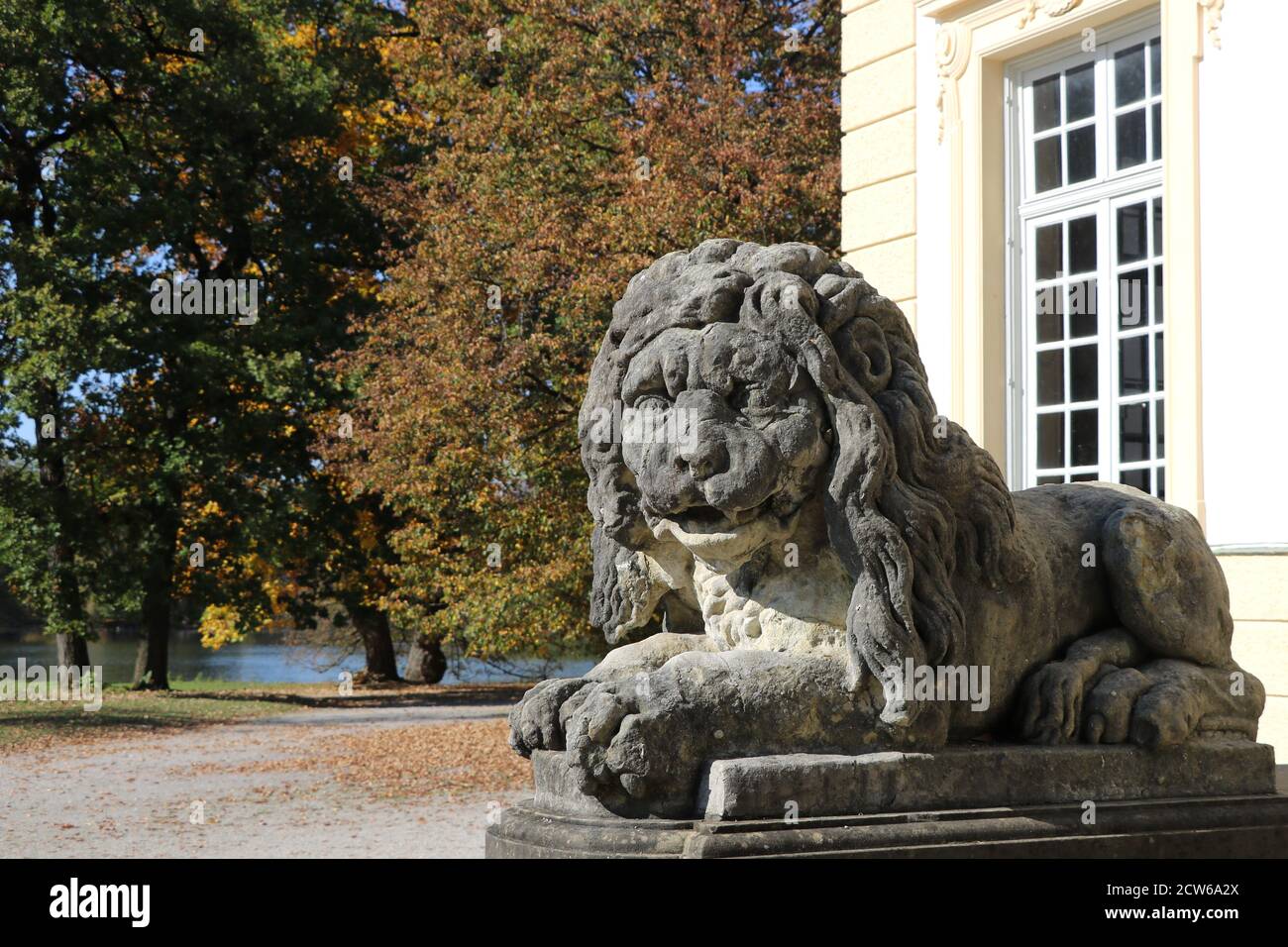 Scultura leone in pietra nel parco di Nymphenburg Monaco Germania Foto Stock