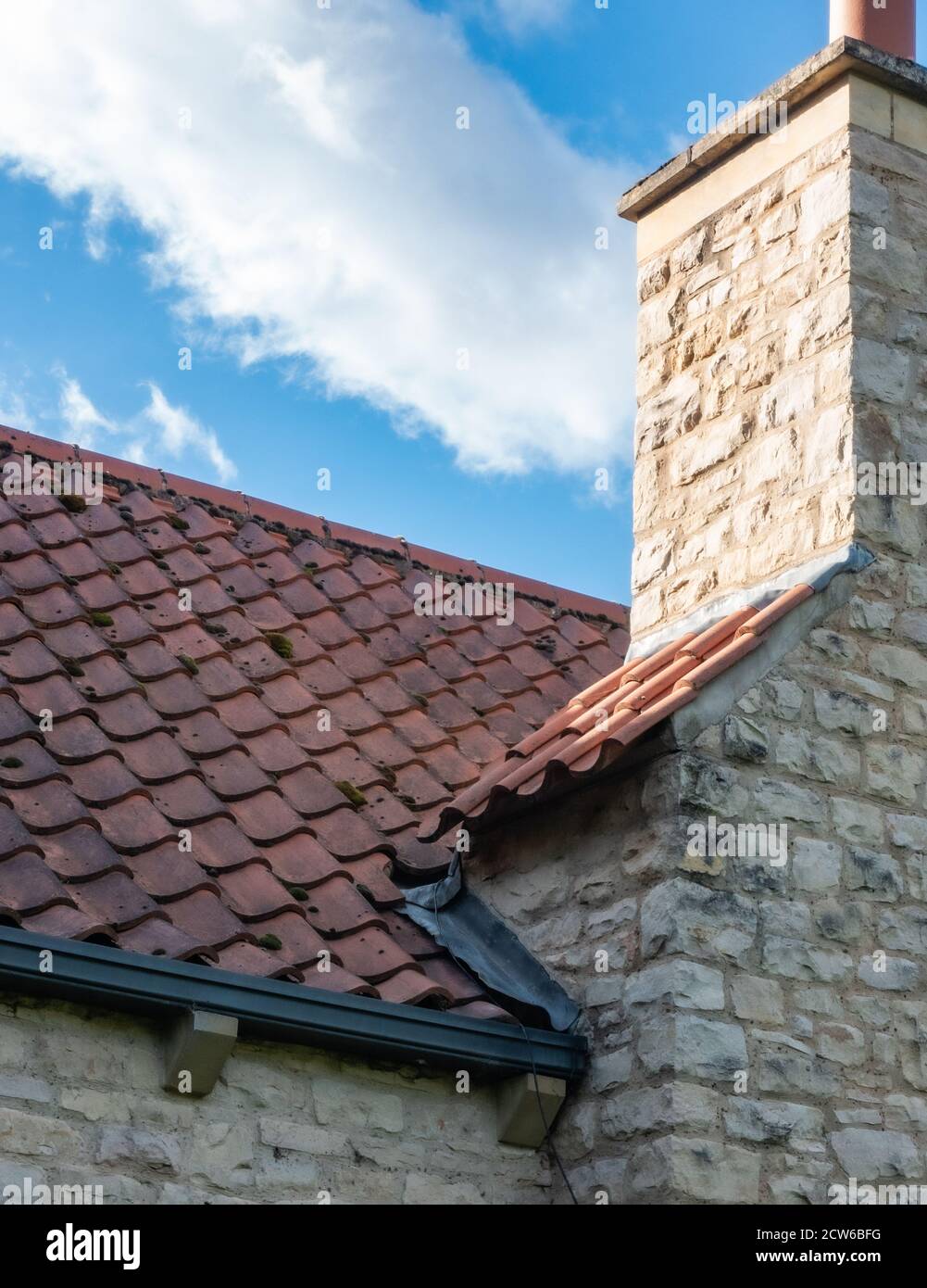 cavo difettoso che lampeggia intorno alla pila del camino sul cottage Foto Stock