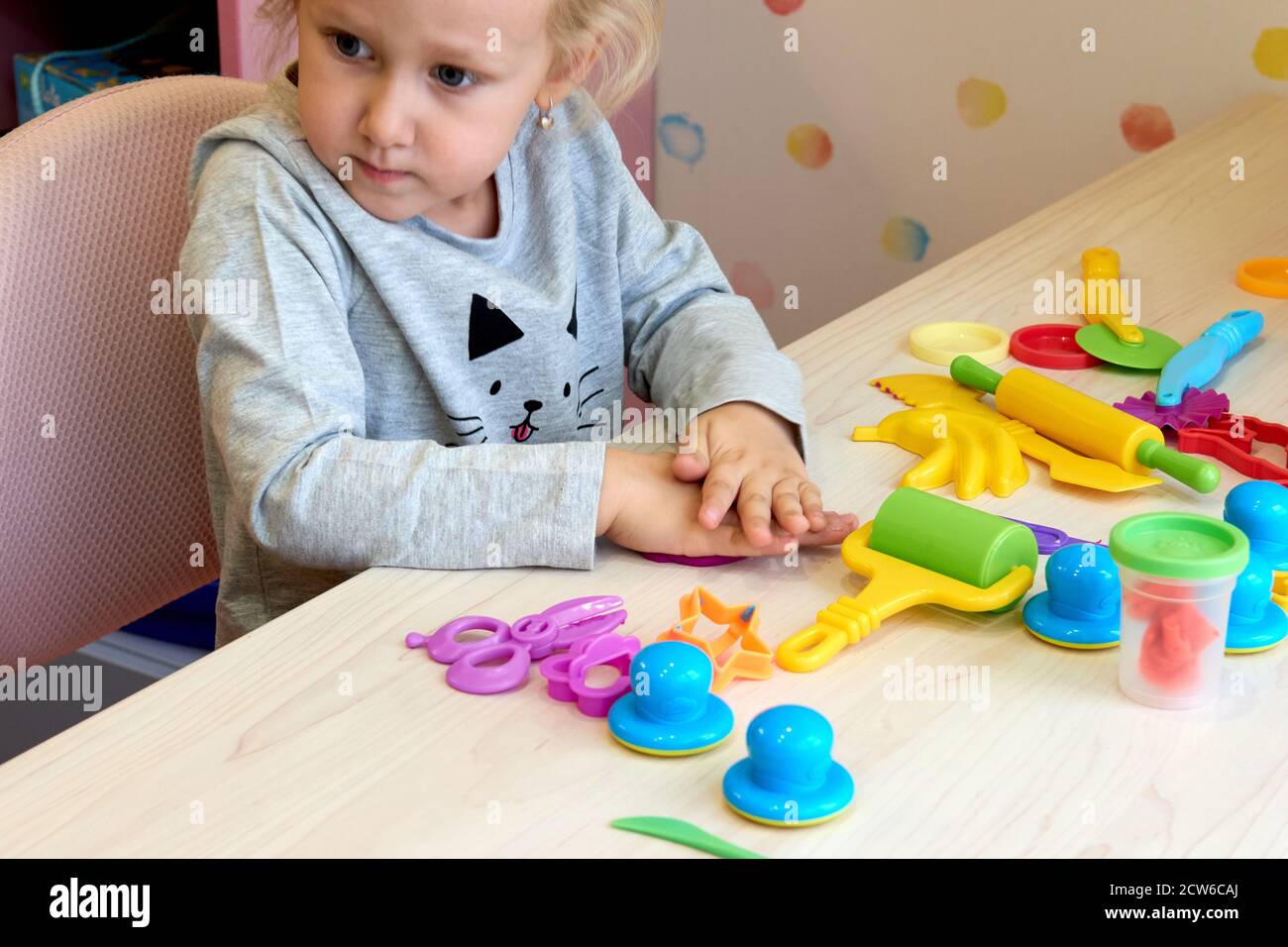 3 anni ragazza arti creative. Mani del bambino che giocano con plastilina di argilla colorata. Auto-isolamento Covid-19, formazione online, homeschooling. Bambina Foto Stock