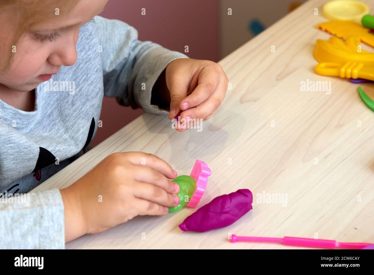 3 anni ragazza arti creative. Mani del bambino che giocano con plastilina di argilla colorata. Auto-isolamento Covid-19, formazione online, homeschooling. Bambina Foto Stock