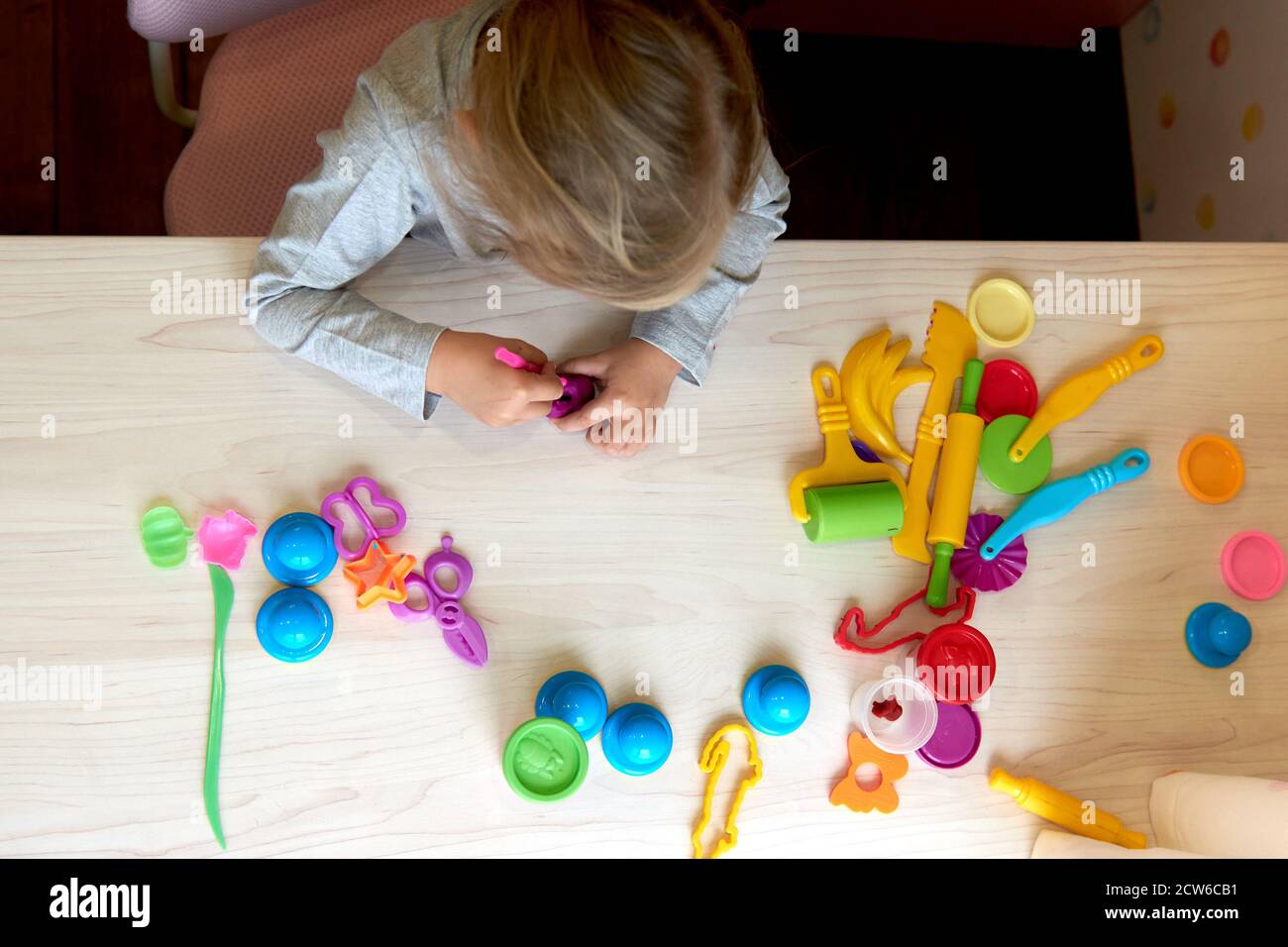 3 anni ragazza arti creative. Mani del bambino che giocano con plastilina di argilla colorata. Auto-isolamento Covid-19, formazione online, homeschooling. Bambina Foto Stock