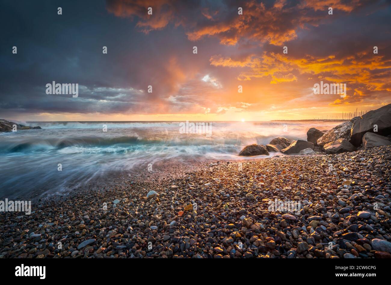 Onde tempestose del mare e schiuma dopo una tempesta al tramonto. Spiaggia di Marina di Cecina, Mar Tirreno, Toscana, Italia, Europa. Foto Stock