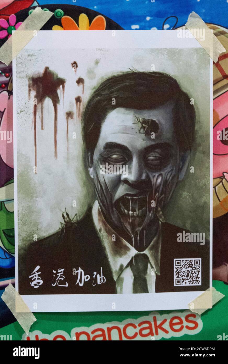 Hong Kong, Hong Kong, Cina. 3 ottobre 2014. Slogan, manifesti e arte di protesta decorano colonne e cartelli stradali fuori dall'ufficio dei dirigenti dell'edificio LegCo, Tamar, Ammiralty. Caricatures of Leung Chun-Ying (C. Y. Leung) The Chief Executive of Hong KongAlamy Stock Image/Jayne Russell Credit: Jayne Russell/ZUMA Wire/Alamy Live News Foto Stock