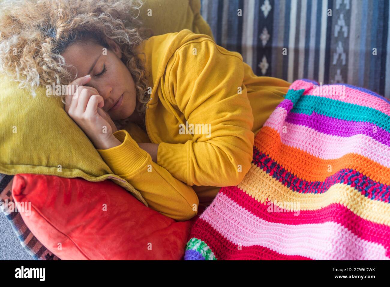 Solitario adulto bella donna dormire a casa nella luce del giorno tempo - stanco e stressato fuori concetto di gente che dorme sopra il divano - colori persone stile di vita Foto Stock