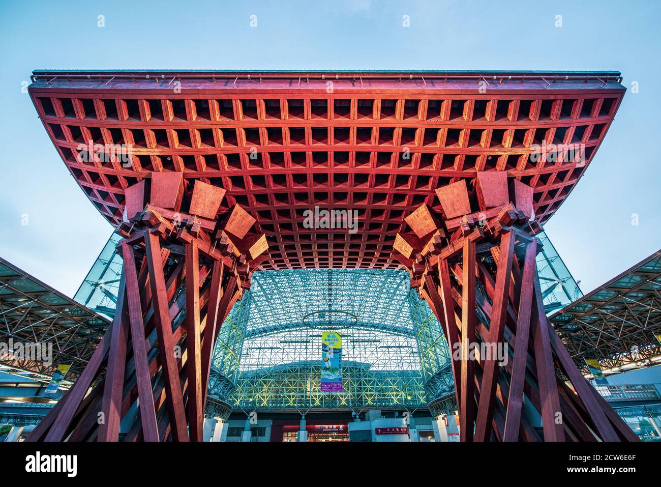 L'impressionante Tsuzumimon, o Drum Gate, presso la stazione di Kanazawa vi fa sapere subito che questa non è una città ordinaria Foto Stock