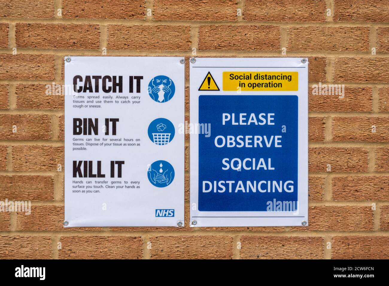 COVID-19 Precauzioni per Coronavirus in una scuola di Essex, Regno Unito. Segno. Si prega di osservare le distanze sociali. Catch it, bin it, kill it, avviso informativo Foto Stock