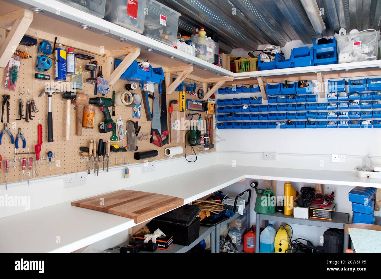 Gran Bretagna, gennaio 2011; un'area officina in un garage domestico con  organizzazione di attrezzi e attrezzature fai da te Foto stock - Alamy