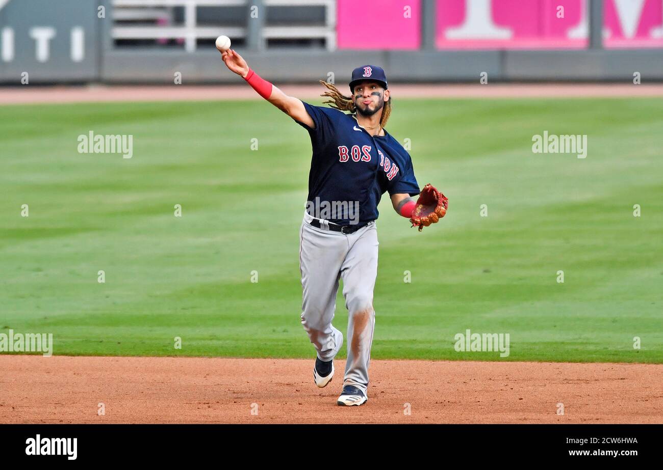 Atlanta, Stati Uniti. Atlanta, Georgia, Stati Uniti. 27 Settembre 2020. L'infedeler dei Boston Red Sox Jonathan Arauz fa un tiro alla prima base durante l'ottavo assottigliamento di una partita di MLB contro gli Atlanta Braves al Truist Park di Atlanta, Georgia. Austin McAfee/CSM/Alamy Live News Credit: CAL Sport Media/Alamy Live News Foto Stock