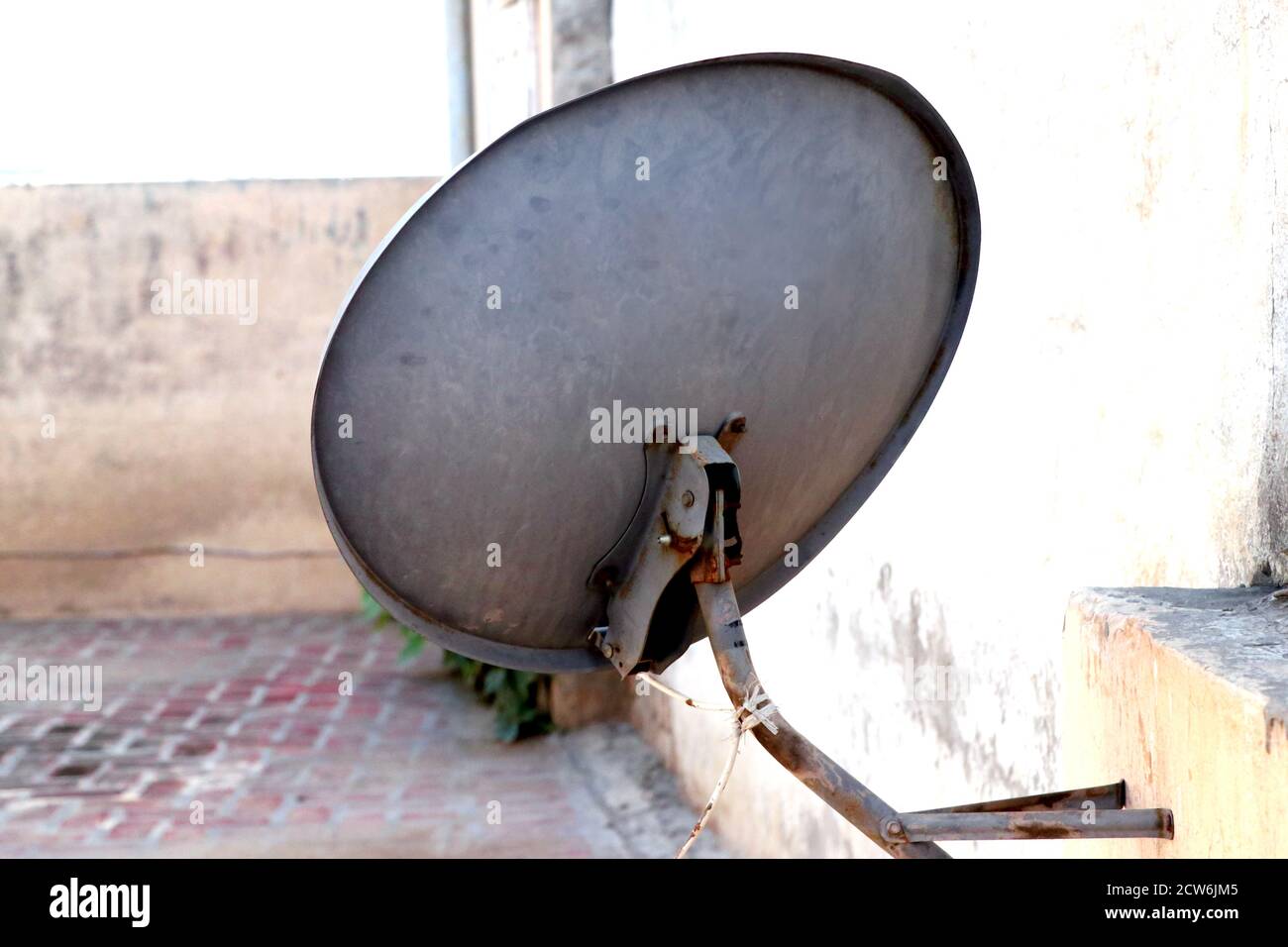 Un'immagine vecchia dell'antenna della televisione arrugginita, immagine della parabola del satellite Foto Stock
