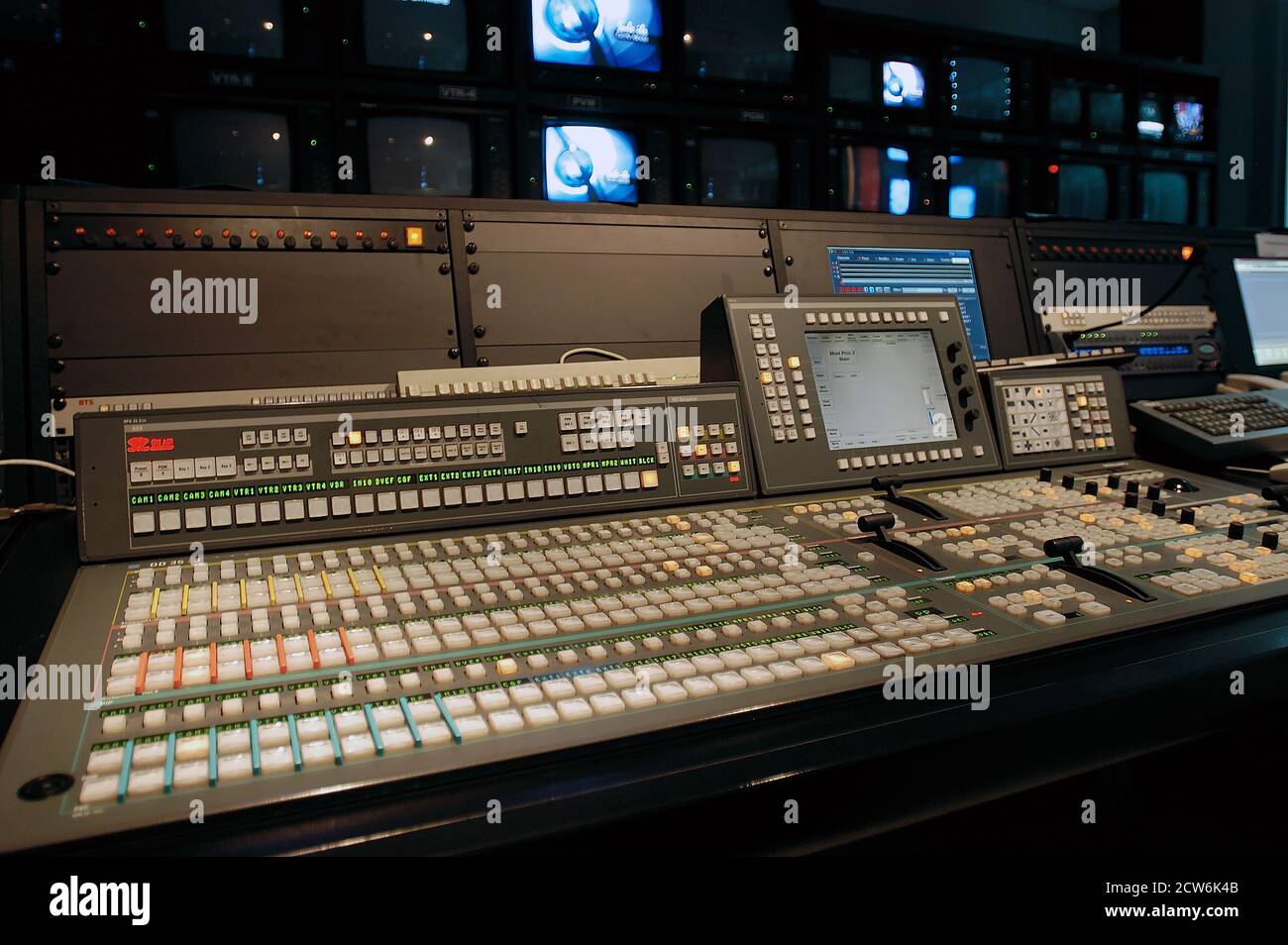 Istanbul, Turchia, 08/10/2015; CNN International Istanbul filiali Studios. Vista su una sala di controllo TV con schermi e un'enorme scrivania con pulsanti Foto Stock