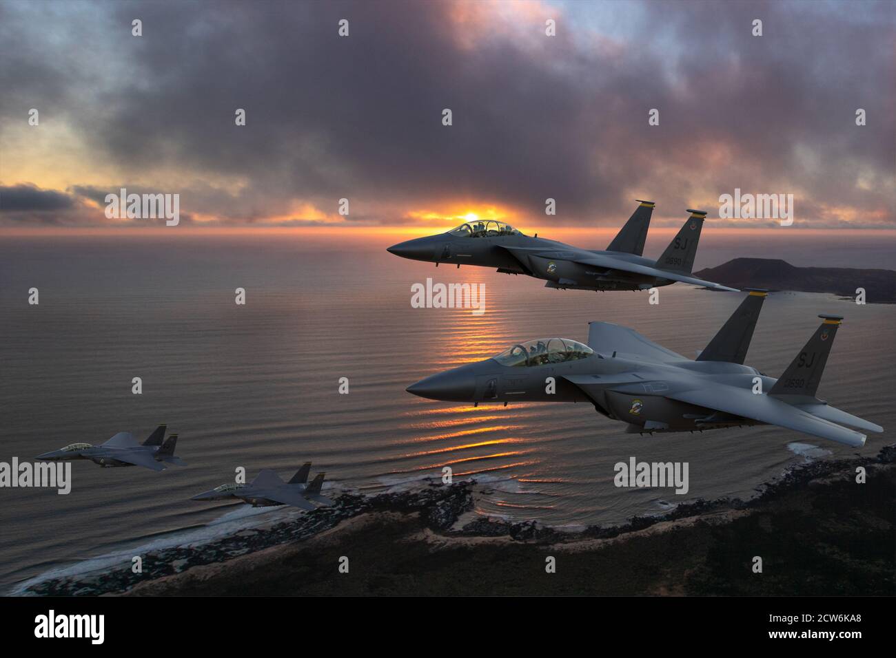 Boeing F-15E Sciopero Eagle durante un volo sulla costa Foto Stock