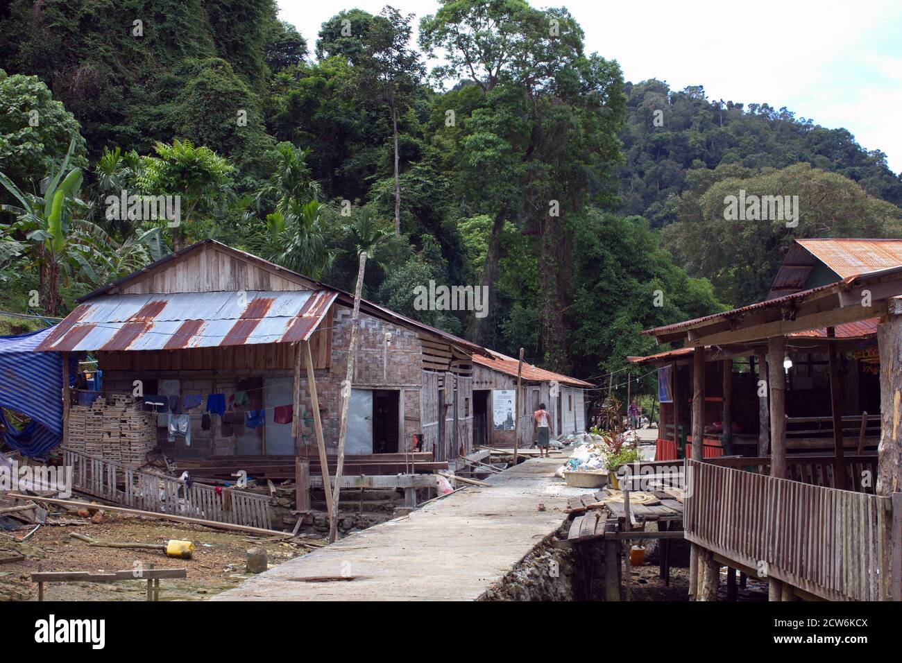 Percorso concreto e baracche lungo la riva del villaggio di pescatori di Jalan sull'isola di Jalan, Arcipelago di Mergui, Myanmar. Foto Stock