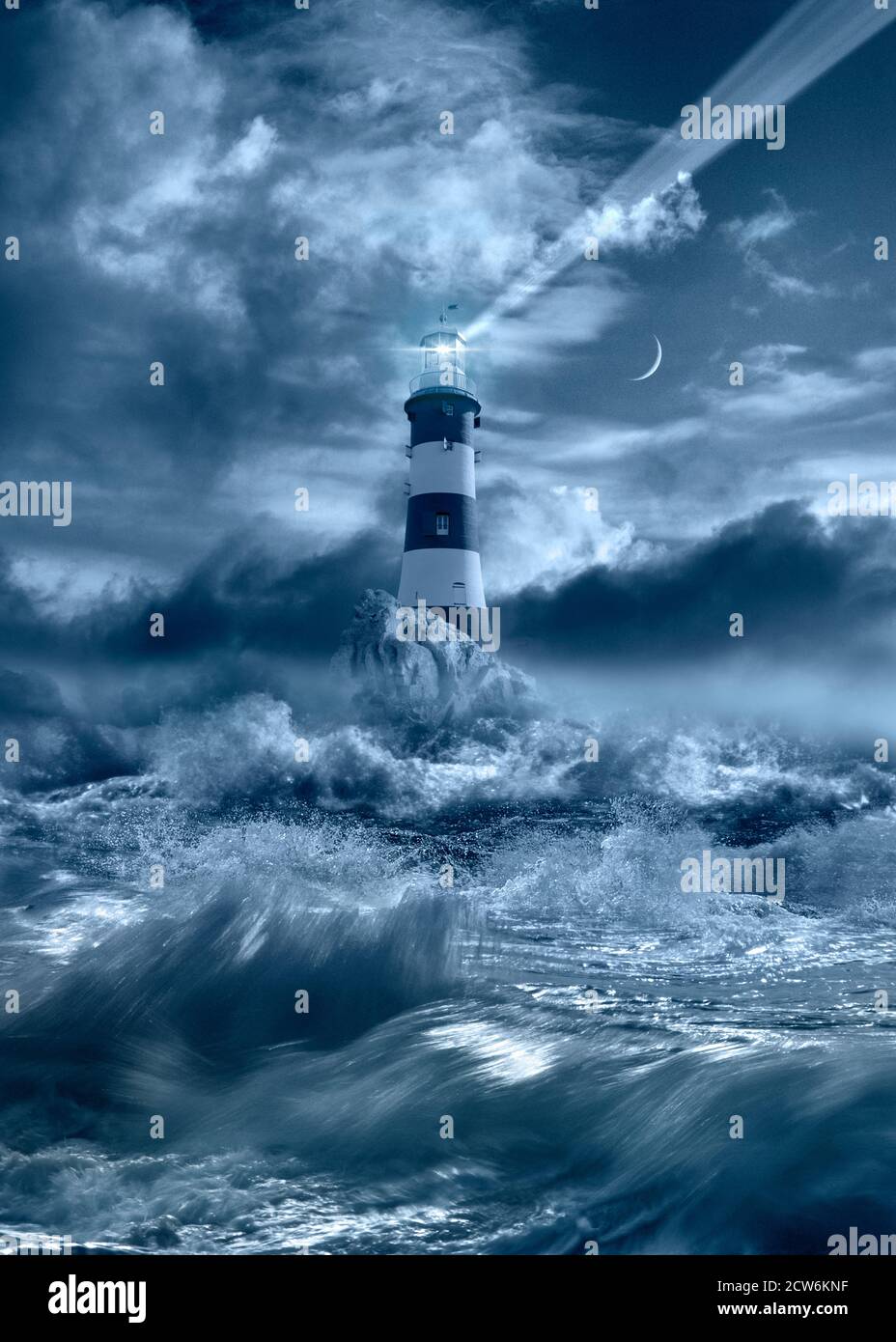 Faro con fascio luminoso e concetto di mare tempestoso Foto Stock