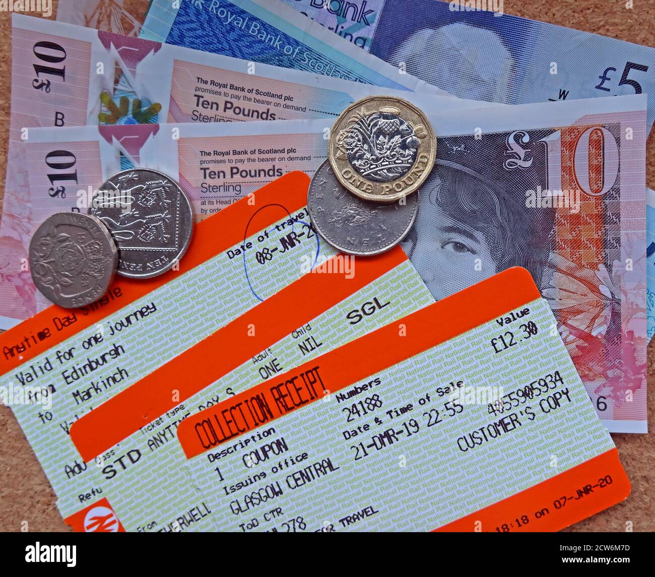 Biglietti Scotrail, con banconote e monete scozzesi, aumento dei costi di viaggio in treno e biglietti stagionali, Scozia, Regno Unito Foto Stock