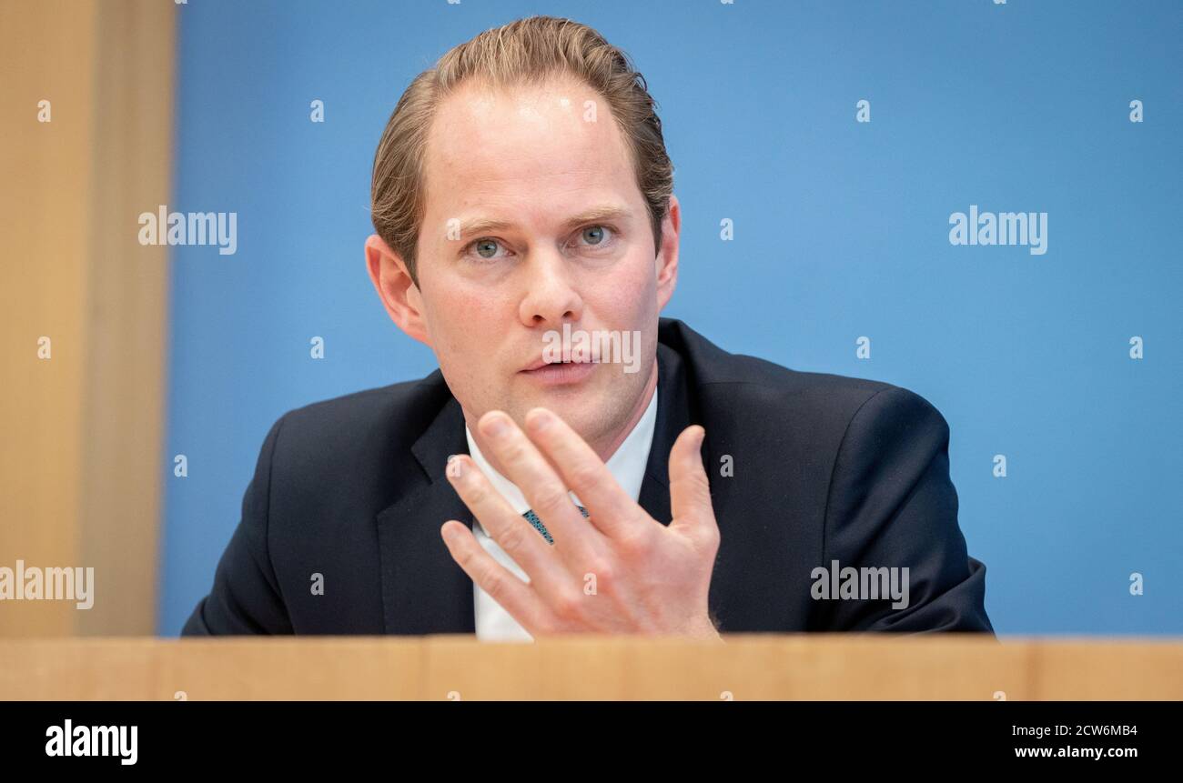 Berlino, Germania. 28 Settembre 2020. Steffen Kanitz, membro del management di BGE, presenta un resoconto intermedio con sottoaree per la ricerca di un deposito. La relazione contiene i risultati della prima valutazione dei dati geologici disponibili in Germania nel sottosuolo profondo e mostra in quali aree la costruzione di un deposito per le scorie nucleari altamente radioattive sarebbe in linea di principio possibile secondo criteri definiti. Credit: Kay Nietfeld/dpa/Alamy Live News Foto Stock